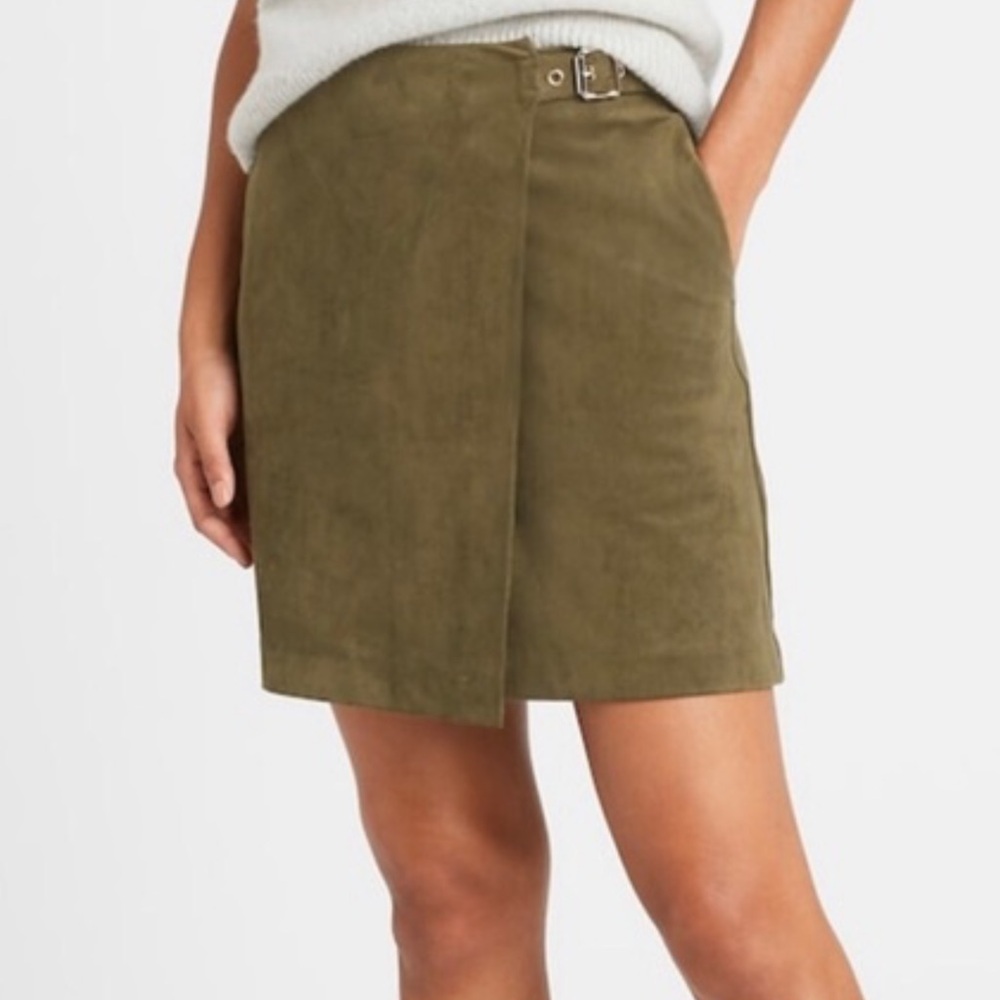 NWT Banana Republic Vegan Suede Wrap Mini Skirt Size 0 Clean Girl Classic Fall